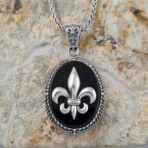 Elegante colgante de flor de lis: collar de plata de ley 925 hecho a mano para hombres y mujeres, símbolo francés atemporal en piedra de ónix negro