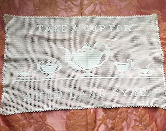 Hermoso mantel antiguo para bandeja, fino encaje de filete, ideal para tomar una taza de té para la época dorada, ideal para enmarcar, decorativo, mantelería vintage coleccionable.