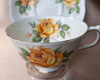 PIĘKNA zabytkowa filiżanka i spodek, Royal Adderley English Bone China, wzór Lush Yellow Roses, kolekcjonerskie filiżanki i spodki