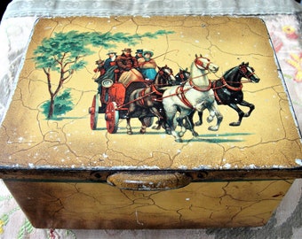 LOVELY Vintage Dose, Coaching-Szene, Faux Crackle-Finish, Metallwaren, Dose mit Fuß, Scharnierdose, antike Zinnwaren, Bauernhausdekor, französisches Landhausdekor