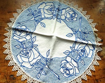 ANTIK Leinen Tischdekoration ROSES Stickerei, ERSTAUNLICHE Handarbeit, blaue Rosen, Tatting Lace, Mission Eiche Möbel, French Country, Bauernhaus