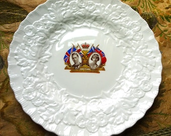 Preciosa placa de recuerdo de la realeza británica, coronación del rey Jorge VI y la reina Isabel II de 1937, placa en relieve, coleccionable de la realeza inglesa.