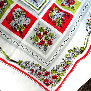 MID CENTURY Vintage Printed Tablecloth, Floral Tablecloth, Great Colors,Farmhouse, Kitchen Décor ,Collectible Vintage Tablecloths,Linens