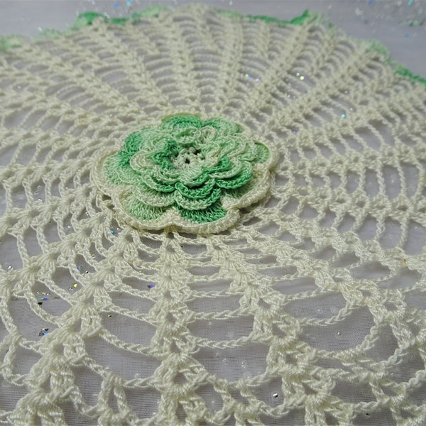 VINTAGE Hand Crochet FIGURAL Floral Doily,Lovely Doily,Farmhouse,French Decor,Collectible Vintage Doilies,Colorful Doily