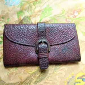 Joli sac à main pochette en cuir antique, porte-cartes pour homme, cuir bordeaux foncé, idéal pour une reconstitution historique, état remarquable