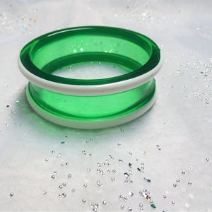 OPVALLENDE Vintage Lucite Bangle Armband, Brede Groene en Witte Plastic Armband, Collectible Vintage Sieraden