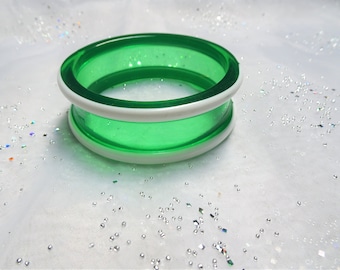 STRIKING Vintage Lucite Bangle Bracelet,Wide Green and White Plastic Bracelet,Collectible Vintage Jewelry