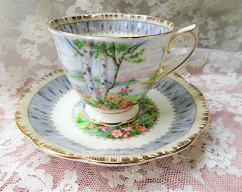 Vintage Royal Albert English Bone China filiżanka i spodek Srebrny wzór brzozy, soczyste kolory, bogate złote wykończenia, filiżanka i spodek na postumencie