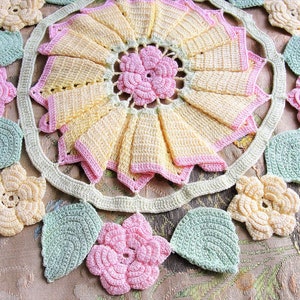 CHARMING Vintage FIGURAL Floral Doily, Flowers,Hand Crocheted Doily,Farmhouse Decor,French Country Cottage,Collectible Doilies,Vintage Decor