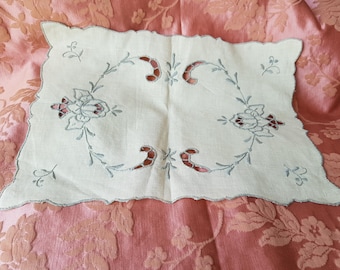 LOVELY Vintage Centerpiece, Table Topper, Embroidery Work, Cutwork, Vintage Doilies,Collectible Vintage Linens