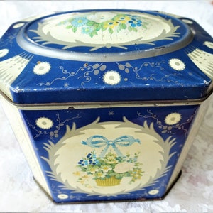 LOVELY Vintage Scottish Biscuit Tin,Hinged Lid Gray Dunn Tin,Floral Baskets,Litho Box,Vintage Advertising,Tin Boxes,Collectible Tins