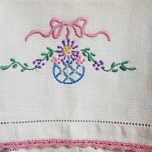Toalla de invitados bordada con encanto vintage, toalla de lino vintage de calidad de los años 20, regalo de inauguración de la casa, decoración romántica de cabaña, ropa de cama coleccionable