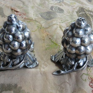 Único vintage banhado a prata figural sal e pimenta shakers clusters de uvas videira placa viking placa de prata vintage shakers colecionáveis