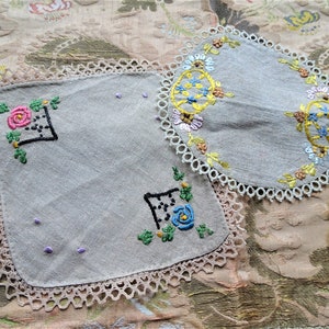 素敵なアート＆クラフトの手刺繍のドイリー、リネン、シルク刺繍、アールデコのテキスタイル、フレンチカントリー、ファームハウス、収集価値のあるヴィンテージリネン
