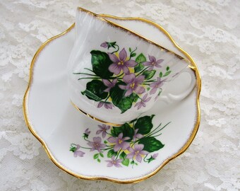 WINTAGE Rosina English Bone China Filiżanka i spodek Wzór Fioletowy Słodki, Ładne Różowe Fioletowe Kwiaty, Bogate Złote Wykończenie, Filiżanka i Spodek na Cokole
