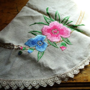 GORGEOUS Arts and Crafts Centerpiece, Linen Table Topper Doily Exceptional Hand Embroidery,Lovely Flower Colors Collectible Vintage Textiles