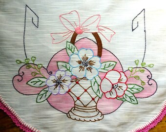 Centro de mesa estilo ART DECO, alegre canasta de flores, hermoso bordado a mano, borde de encaje rosa, decoración de cabaña, mantelería vintage coleccionable