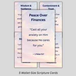 Puede incluir: Cinco tarjetas de versículos bíblicos tamaño cartera con un fondo de cielo pastel suave. La tarjeta central dice "Paz sobre las finanzas" con un versículo bíblico. Otras tarjetas muestran texto sobre sabiduría, guía, contentamiento y confianza.
