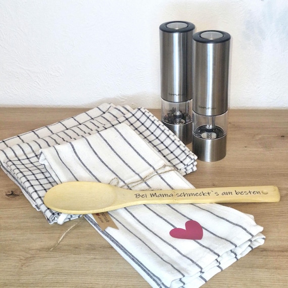 Personalized kitchen gift set "Mum's food tastes best" | Engraved wooden spoon & heart tea towel | Gift for mom, birthday, housewarming