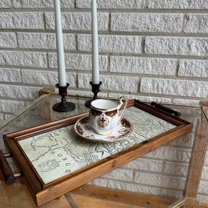 Bandeja de servicio noruega vintage con inserto de mapa de metal – Hardanger Tredesign Kinsarvik – Decoración noruega de mediados de siglo – Regalo de bandeja Norge