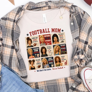 Puede incluir: Una camiseta de color beige claro con una cuadrícula de nueve ilustraciones de dibujos animados de mujeres con varios peinados y expresiones, cada una con textos de fútbol como "Football Mom", "Game Day Mode" y "Defense Wins Championships".
