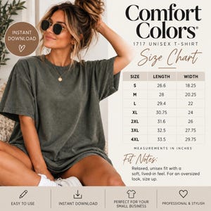 Può includere: Una t-shirt a maniche corte grigio scuro con una tabella delle taglie che mostra le misure di lunghezza e larghezza in pollici per le taglie dalla S alla 4XL. Il testo recita Comfort Colors 1717 Unisex T-Shirt Size Chart, con note sulla vestibilità.