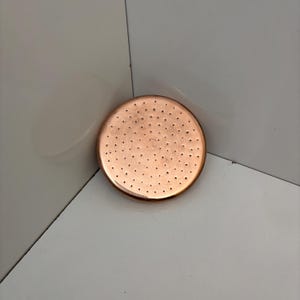 Pommeau de douche en cuivre fabriqué à la main | Robinet de douche à effet pluie plat rond non laqué | Pommeau de douche intérieur/extérieur haut de gamme pour salle de bain ou jardin