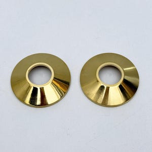 Puede incluir: Un conjunto de tres jarrones de cerámica de diferentes alturas y formas. Los jarrones están esmaltados con un acabado blanco mate, ofreciendo una estética minimalista. El jarrón más alto mide aproximadamente 25 cm.