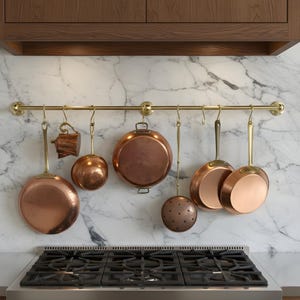 Support à casseroles suspendu en laiton non laqué, rail pour crochets de cuisine, rail de montage mural avec crochets.