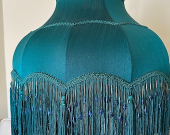 Hermosa pantalla de lámpara de pie de inspiración victoriana en tonos joya, tamaño grande