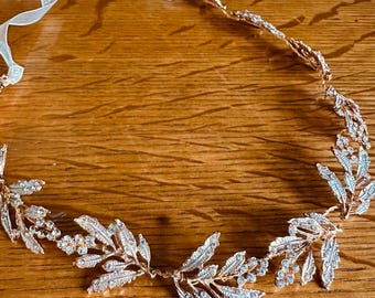 Hermosa y delicada corona para el cabello de novia o banda para el vestido.