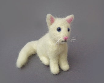 White Needle Felted Cat - Blue Eyed White Sitting Kitten - Animal Pet Portrait - White Kitty - Seated Feline - Ragdoll - Short Hair Siberian