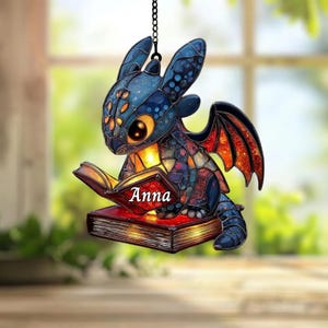 Cute Book Dragon Faux Stained Glass Suncatcher – Acrylic Window Hanging with Night Fury Style Baby Dragon Reading, Fantasy Reader Gift Idea