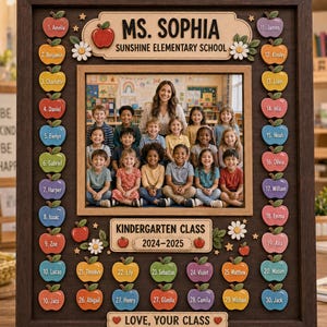 Może przedstawiać: Spersonalizowana drewniana ramka ze zdjęciem klasowym, etykietami z imionami w kształcie jabłek i napisem "Ms. Sophia, Sunshine Elementary School, Kindergarten Class 2024-2025". Ramka zawiera frazę "Love, Your Class."