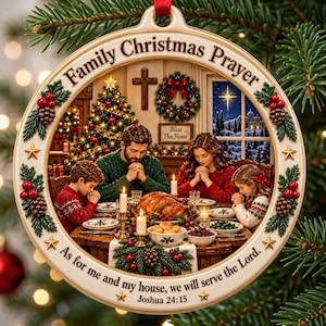 Op de afbeelding: Een ronde keramische kerstornament met een biddend gezin aan de eettafel. De tekst luidt Family Christmas Prayer, Bless This Home, As for me and my house, we will serve the Lord en Joshua 24:15. Versierd met hulst en dennenappels.