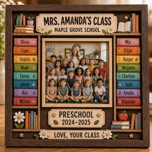 Può includere: Una cornice in legno con foto di classe della scuola materna. La cornice presenta la scritta "MRS. AMANDA'S CLASS" e "PRESCHOOL 2024-2025". La cornice ha elementi decorativi come libri, fiori e nomi degli studenti. La foto mostra un'insegnante e bambini.