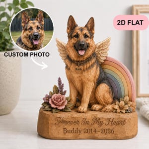 Könnte beinhalten: Figur eines Deutschen Schäferhundes mit Engelsflügeln, Regenbogen und floralen Akzenten. Auf der Basis steht "Forever In My Heart Buddy 2014-2026". Ein individuelles Foto wird angezeigt. Die Figur ist ein Denkmal.