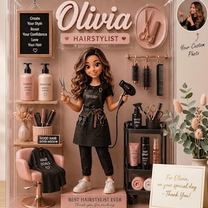 Può includere: Un set bambola parrucchiere in una scatola trasparente con una bambola in grembiule nero, strumenti per capelli, shampoo, balsamo, prodotti per lo styling, una sedia rosa e cartelli con scritto Olivia Hairstylist e Best Hairstylist Ever.
