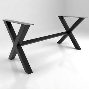 Peut inclure: Base de table en métal noir avec un design en forme de X. La base comporte deux supports en forme de X reliés par une poutre horizontale. La base de table est conçue pour supporter un plateau de table.