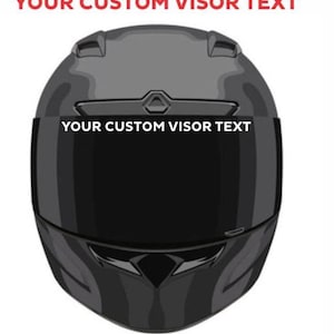 Può includere: Un casco da moto nero con visiera oscurata. Il casco ha un design elegante e aerodinamico. Il testo "YOUR CUSTOM VISOR TEXT" è visualizzato in bianco sulla visiera e sopra.