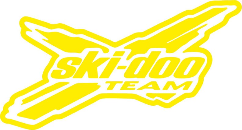 Puede incluir: Logotipo amarillo de Ski-Doo Team con una forma de X estilizada y las palabras "Ski-Doo Team" en letras negritas.