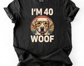 Custom Age Labrador T-Shirt - Lustiges Hundegeburtstagsgeschenk - Personalisiertes Woof Labrador T-Shirt - Vintage Sunset Retriever Mama Papa Retro Shirt