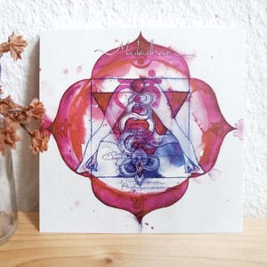 Könnte beinhalten: Quadratischer Druck mit einer Aquarellillustration des Muladhara-Chakras. Das Kunstwerk zeigt eine stilisierte Lotusblume in Rosa- und Rottönen, mit einer zentralen Figur und einer Schlange.