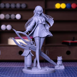 Puede incluir: Figura de color p&uacute;rpura claro de un personaje femenino de anime, que lleva una falda plisada, una chaqueta y medias hasta el muslo. Sostiene un arma grande y se encuentra sobre una base circular. Una peque&ntilde;a figura de animal est&aacute; a su lado. El fondo incluye una estante con varios objetos.