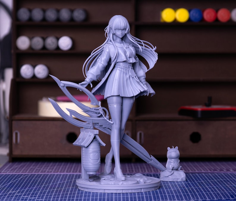 Puede incluir: Figura de color p&uacute;rpura claro de un personaje femenino de anime, que lleva una falda plisada, una chaqueta y medias hasta el muslo. Sostiene un arma grande y se encuentra sobre una base circular. Una peque&ntilde;a figura de animal est&aacute; a su lado. El fondo incluye una estante con varios objetos.