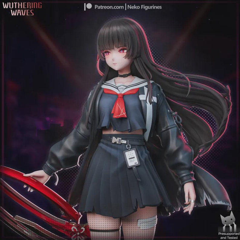 Puede incluir: Figura detallada de un personaje de anime femenino. Viste un uniforme escolar azul oscuro con corbata roja, chaqueta negra y falda plisada. La figura tiene pelo largo negro con reflejos rosas y ojos rojos. El texto "Wuthering Waves" es visible.