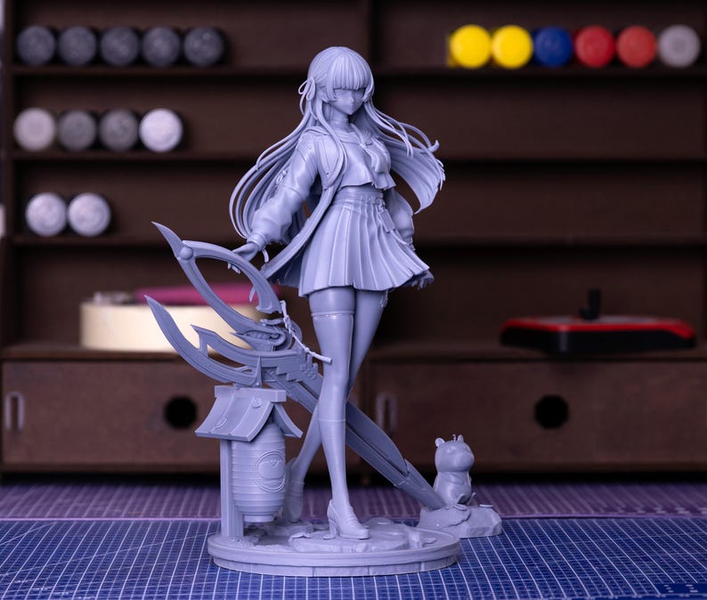 Puede incluir: Una figura gris de un personaje de anime femenino, que lleva una chaqueta, una falda plisada y medias hasta el muslo. La figura sostiene un arma estilizada y se encuentra sobre una base circular con una peque&ntilde;a figura de animal. Una linterna tambi&eacute;n forma parte de la base.