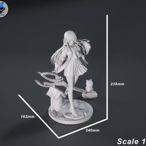 Puede incluir: Una figura blanca de un personaje de anime femenino con uniforme escolar, de pie sobre una base circular. La figura mide 238 mm de alto, 162 mm de ancho y 240 mm de largo. Tambi&eacute;n hay una figura de b&uacute;ho. La escala es 1:7.
