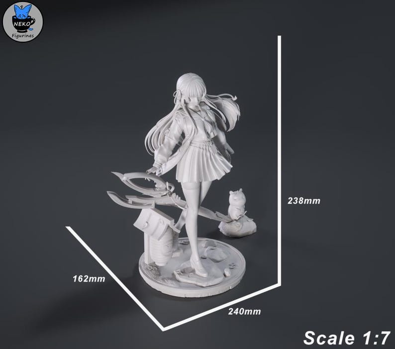 Puede incluir: Una figura blanca de un personaje de anime femenino con uniforme escolar, de pie sobre una base circular. La figura mide 238 mm de alto, 162 mm de ancho y 240 mm de largo. Tambi&eacute;n hay una figura de b&uacute;ho. La escala es 1:7.