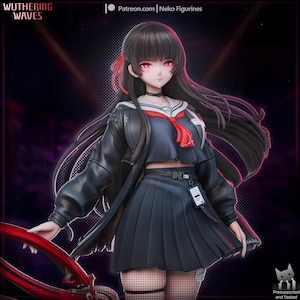 Puede incluir: Figura de estilo anime de un personaje con pelo largo negro, ojos rojos y uniforme escolar. La figura lleva una chaqueta negra, una falda plisada y una corbata roja. La imagen incluye el texto "Wuthering Waves" y "Patreon.com/Neko Figurines".